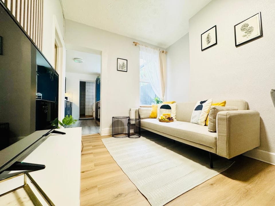 Spacious 4 Bed, Family & Contractors Luton Airport & M1 House in Luton