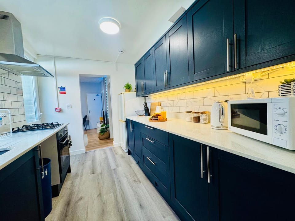 Spacious 4 Bed, Family & Contractors Luton Airport & M1 House in Luton