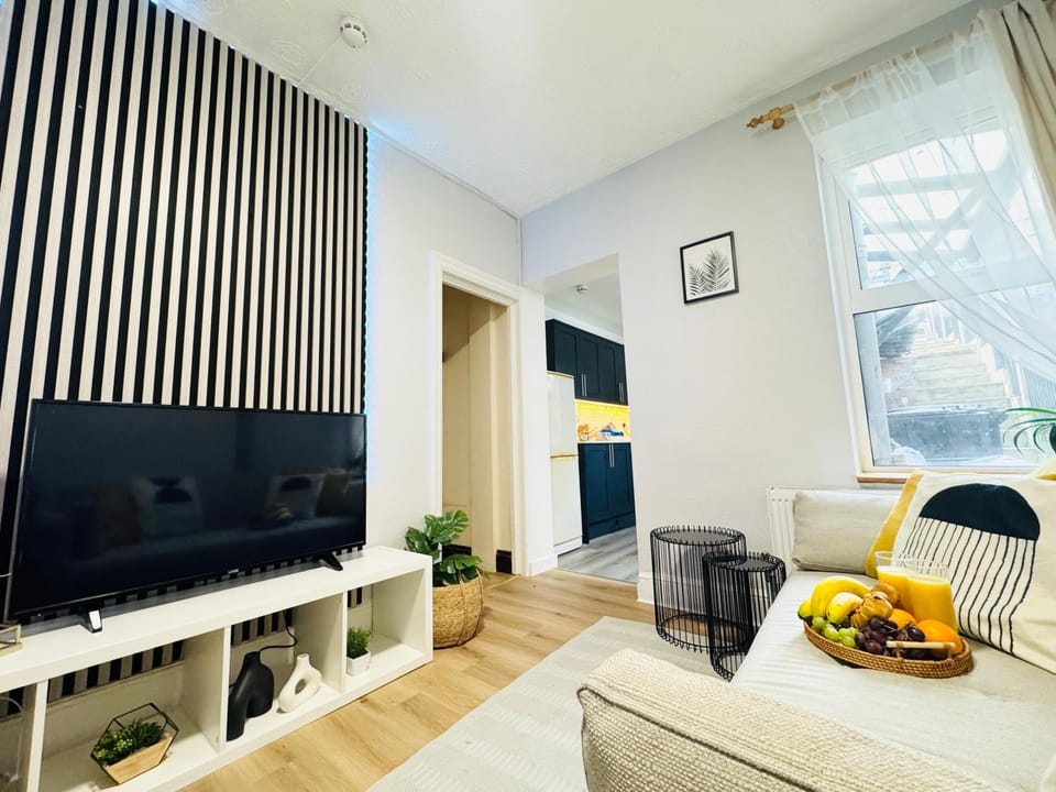 Spacious 4 Bed, Family & Contractors Luton Airport & M1 House in Luton