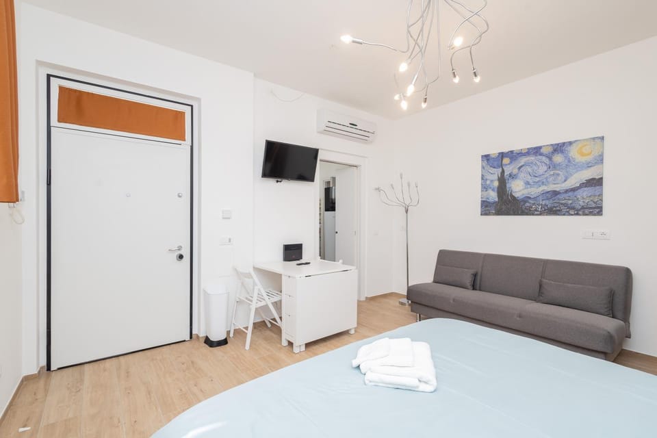 Bed, TV and multimedia, Living room, Photo of the whole room, Seating area, Bedroom, towels, towels, air conditioner
