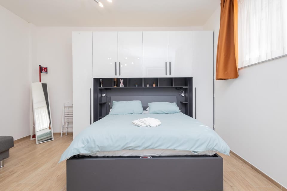 Bed, Photo of the whole room, Decorative detail, Decorative detail, Bedroom, furniture, furniture, towels, wardrobe, air conditioner, air conditioner