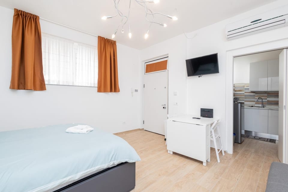 Bed, TV and multimedia, Kitchen or kitchenette, Photo of the whole room, Bedroom, wardrobe, kitchen, kitchen, air conditioner