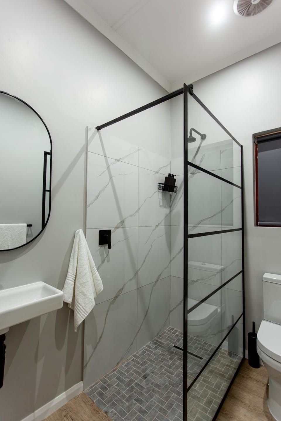 Shower, Toilet, Bathroom, towels