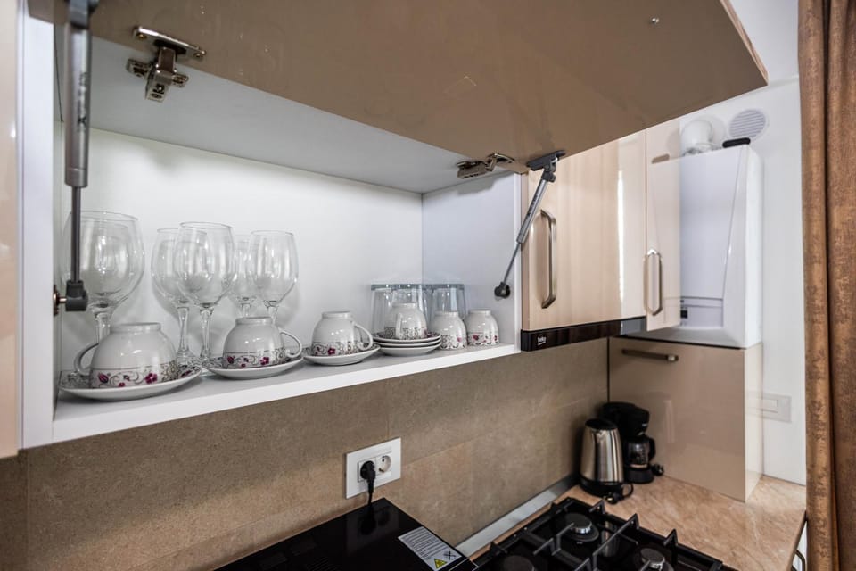 Coffee/tea facilities, Kitchen or kitchenette, stove