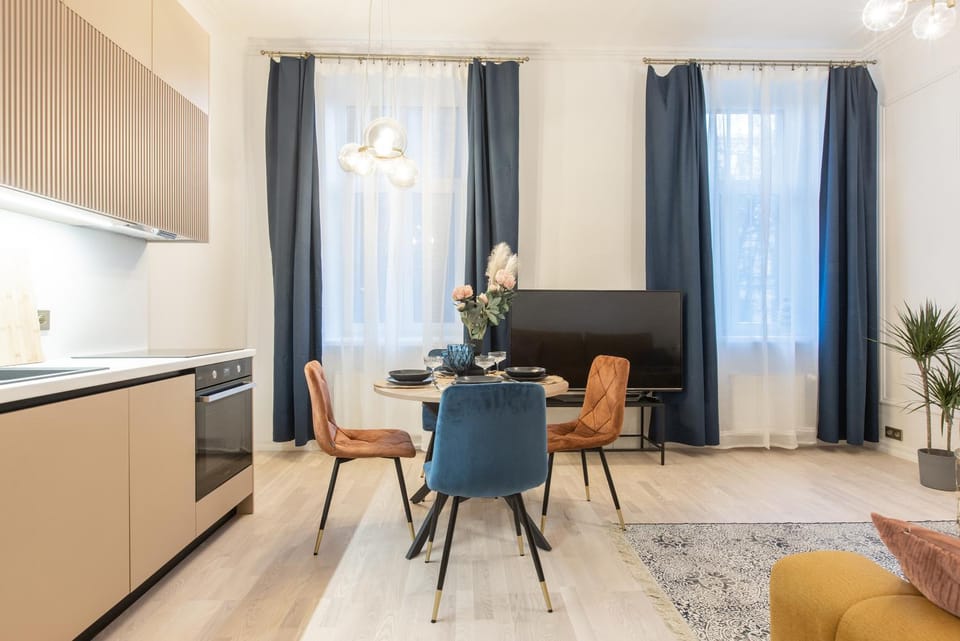 TV and multimedia, Kitchen or kitchenette, Living room, Dining area, oven, stove