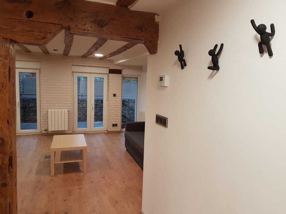 GUMERFLAT PATIO-Yaard, Parking &, WiFi Fibra Free, Downtown Apartment in Burgos