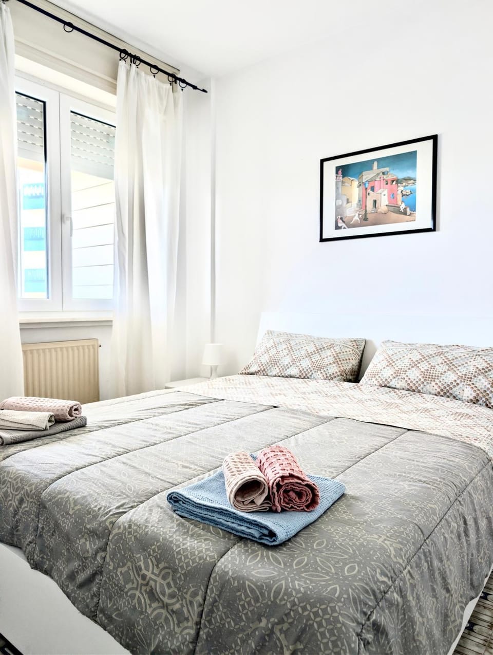 Bed, Photo of the whole room, Bedroom, towels