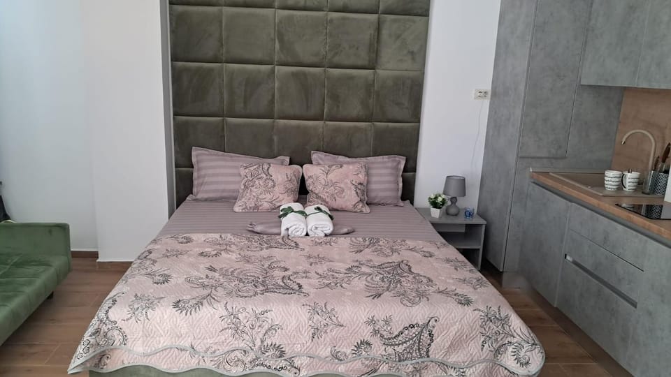 Bed, Living room, Photo of the whole room, Seating area, Bedroom, towels