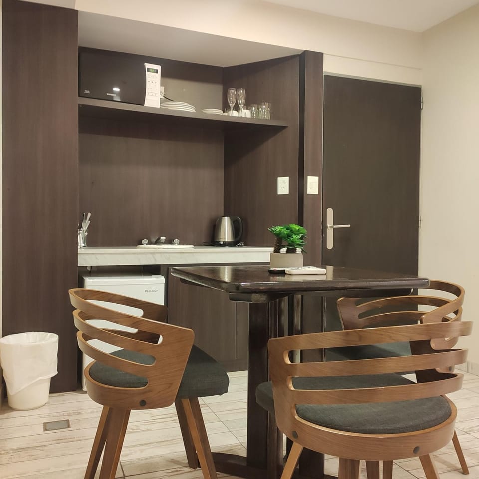 Kitchen or kitchenette, Seating area, Dining area