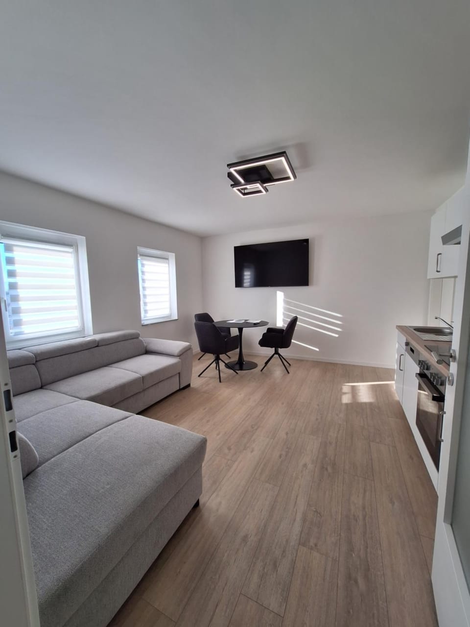 TV and multimedia, Kitchen or kitchenette, Living room, Seating area, Dining area