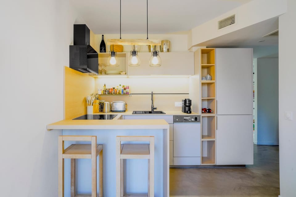 Coffee/tea facilities, Kitchen or kitchenette, Dining area, oven, stove