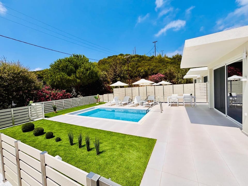 Property building, Day, Garden, Garden view, Pool view, Swimming pool, sunbed