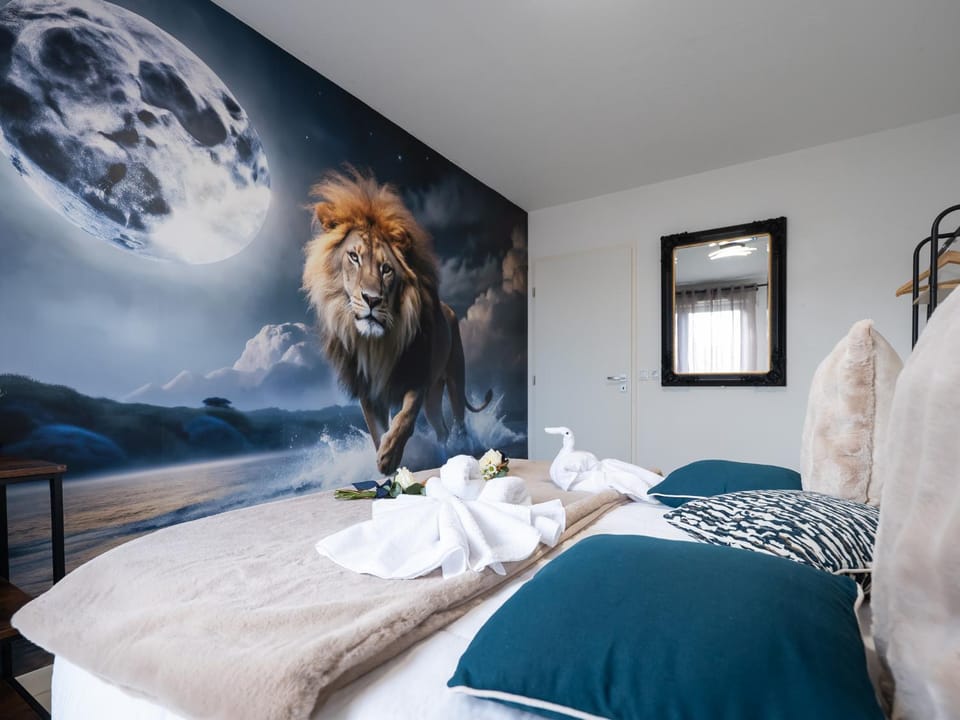 Bed, Photo of the whole room, Decorative detail, Bedroom, towels