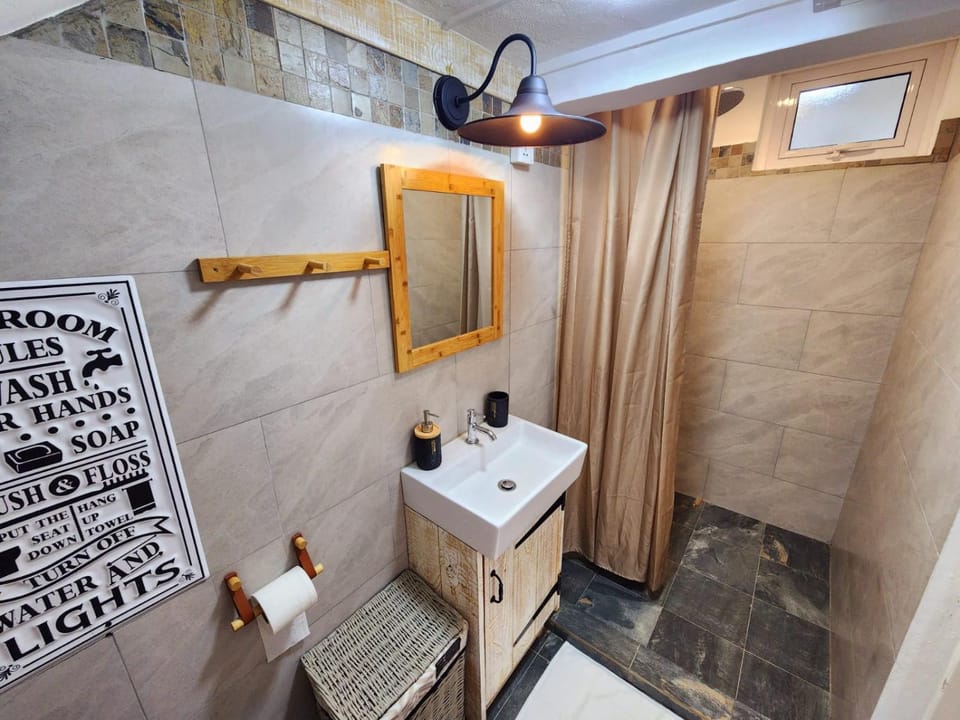 Shower, Bathroom, Internal: Not applicable to any particular room