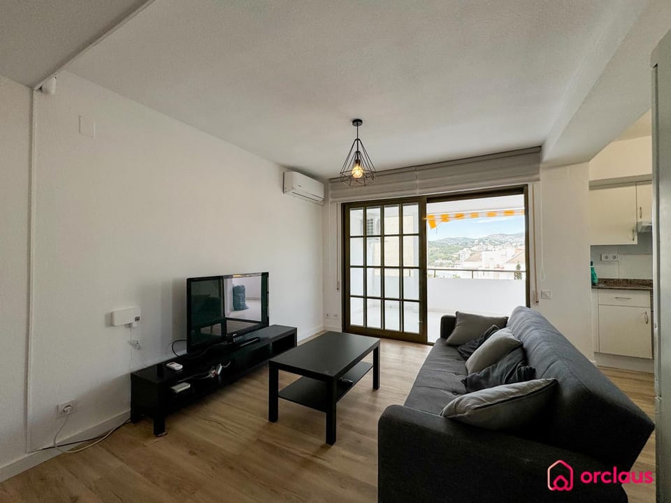 TV and multimedia, Living room, Seating area, air conditioner