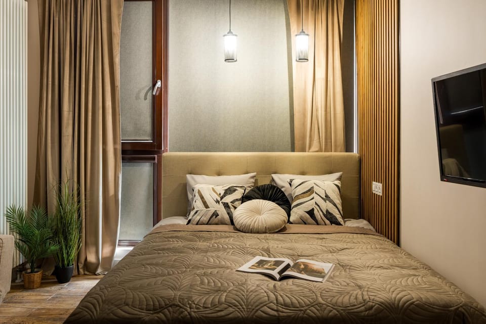 Bed, TV and multimedia, Bedroom, towels