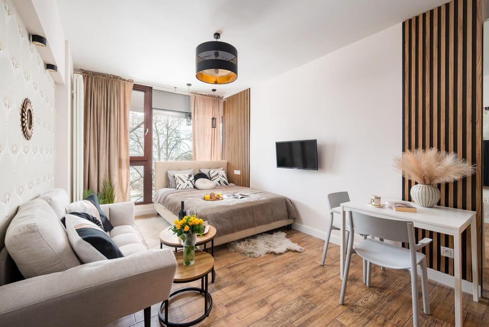 Bed, TV and multimedia, Living room, Photo of the whole room, Seating area, Dining area, Bedroom