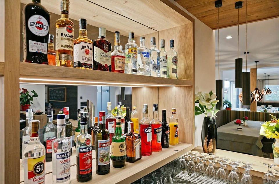 Lounge or bar, Alcoholic drinks