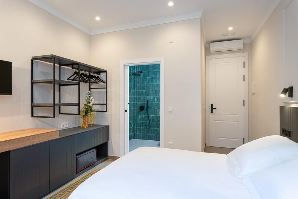 Bed, Photo of the whole room, Bedroom, wardrobe, air conditioner