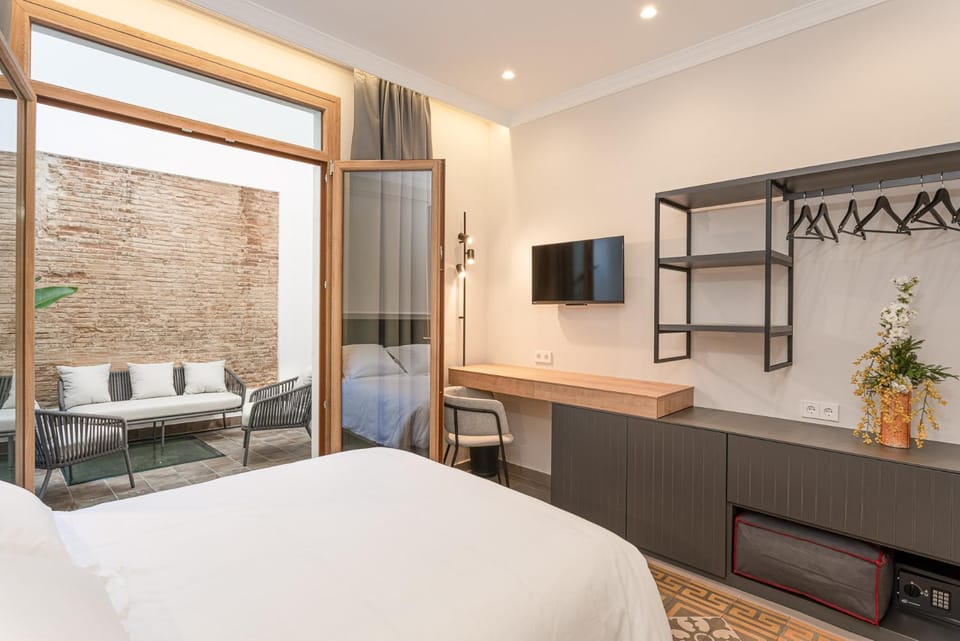 Bed, TV and multimedia, Photo of the whole room, Seating area, Bedroom