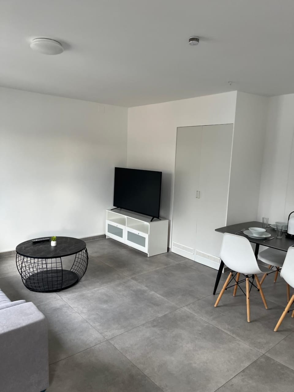 TV and multimedia, Living room, Evening entertainment
