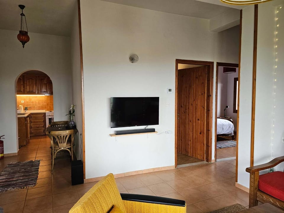 Communal lounge/ TV room, Living room, Seating area, Evening entertainment