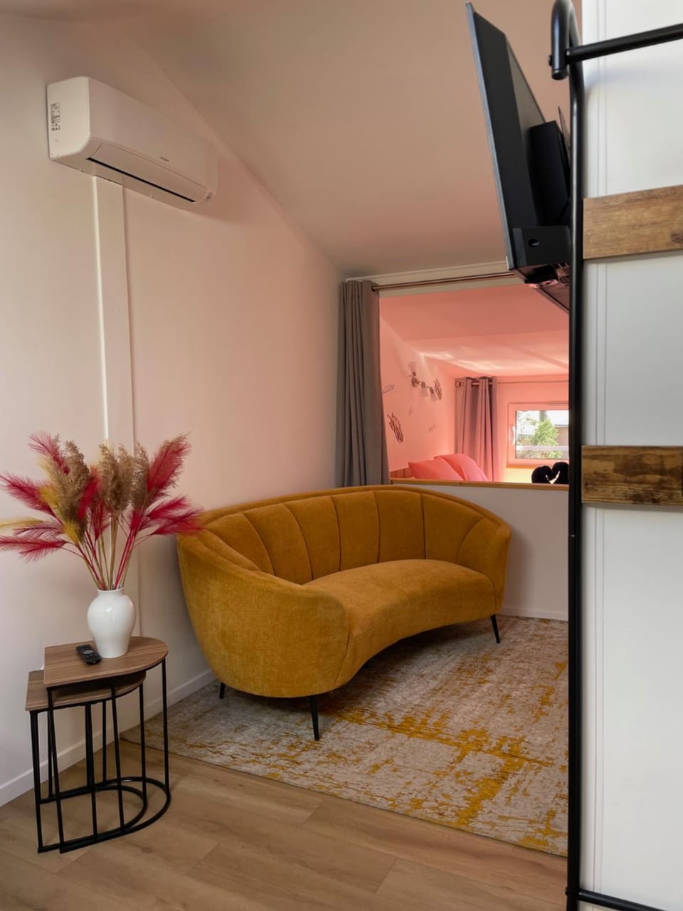 TV and multimedia, Seating area