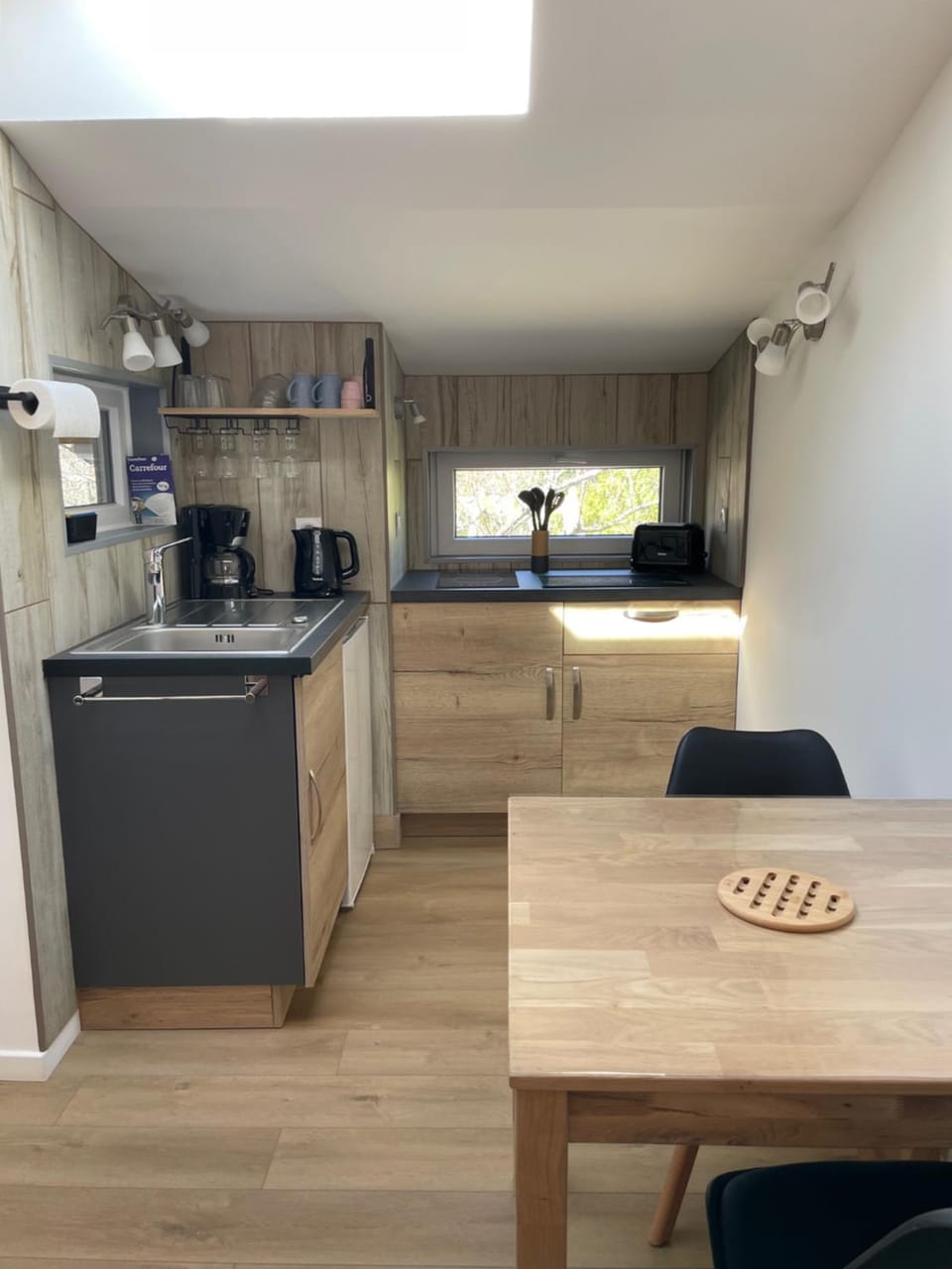 Coffee/tea facilities, Kitchen or kitchenette, Dining area, stove, toaster