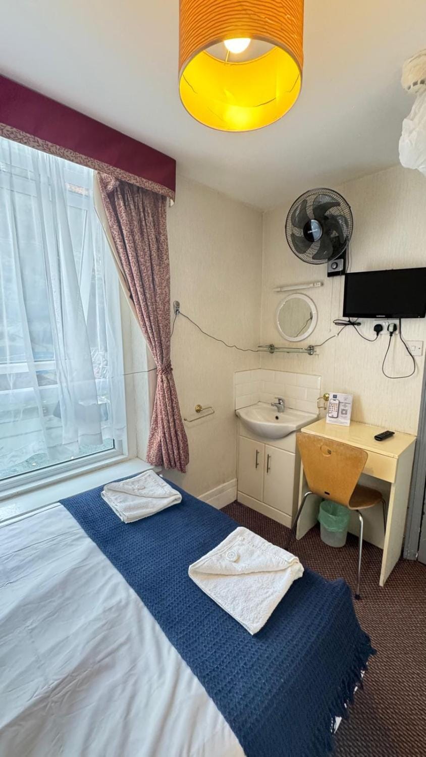 Bed, TV and multimedia, Photo of the whole room, Bedroom, towels