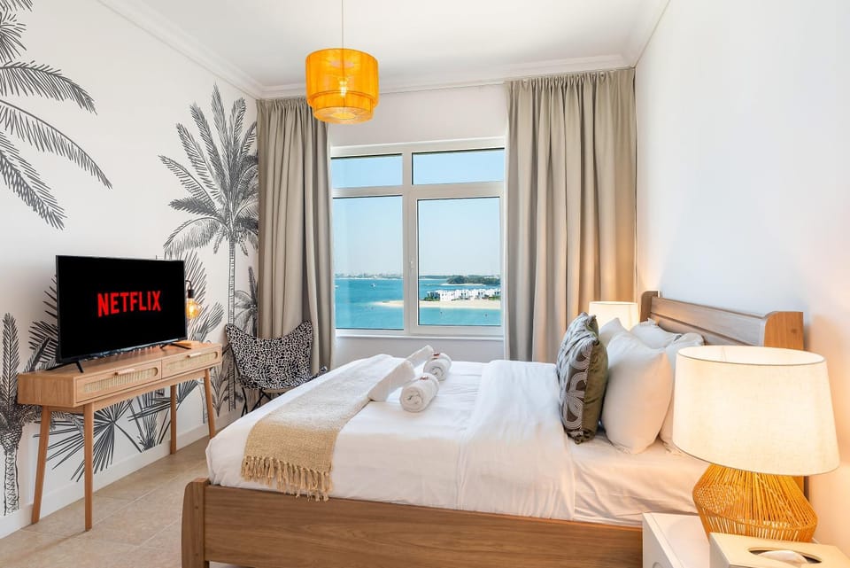 Bed, Natural landscape, TV and multimedia, Bedroom, Sea view, towels