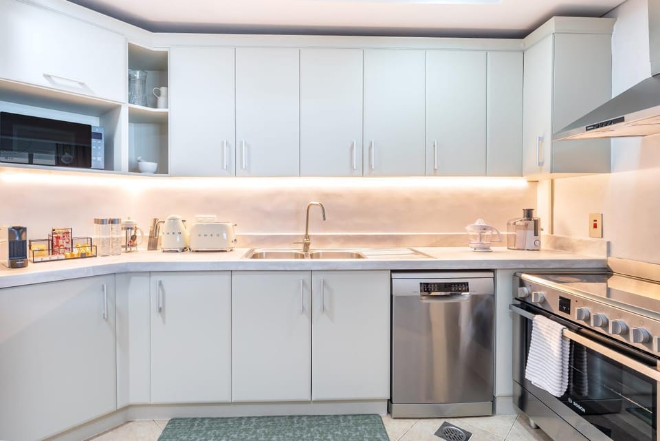 Coffee/tea facilities, Kitchen or kitchenette, dishwasher, oven, stove, toaster