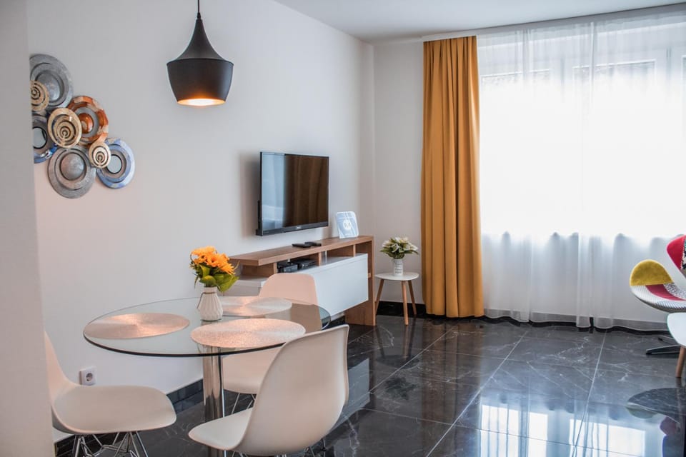TV and multimedia, Seating area, Dining area