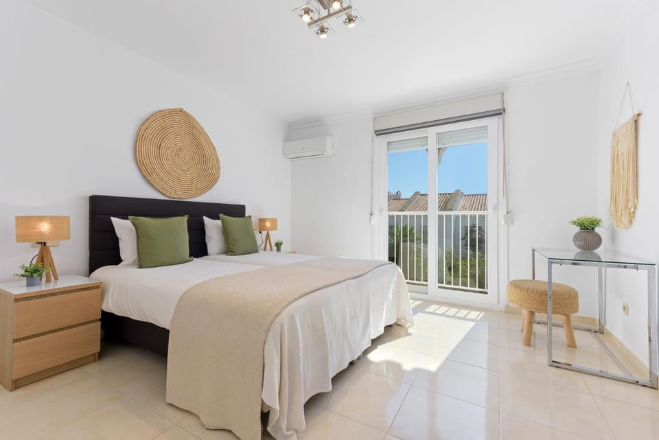 Bed, Photo of the whole room, Bedroom, air conditioner
