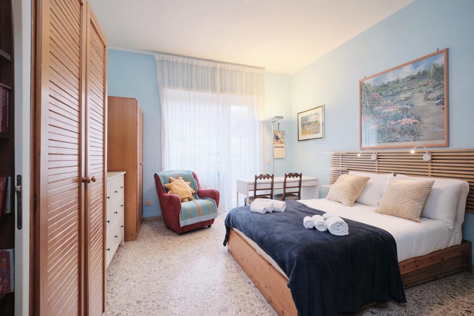 Bed, Photo of the whole room, Seating area, Bedroom, wardrobe