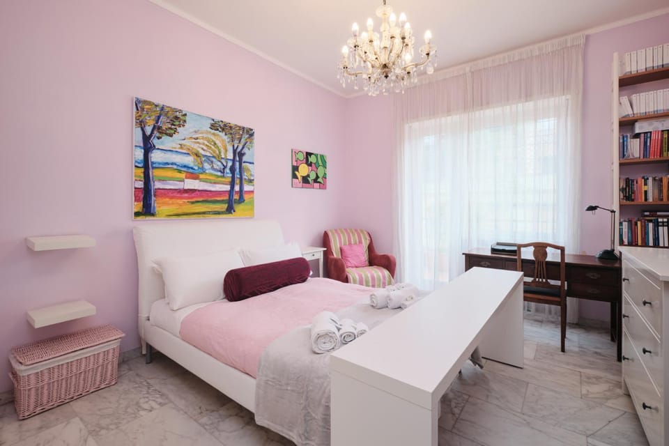 Bed, Library, Photo of the whole room, Seating area, Bedroom