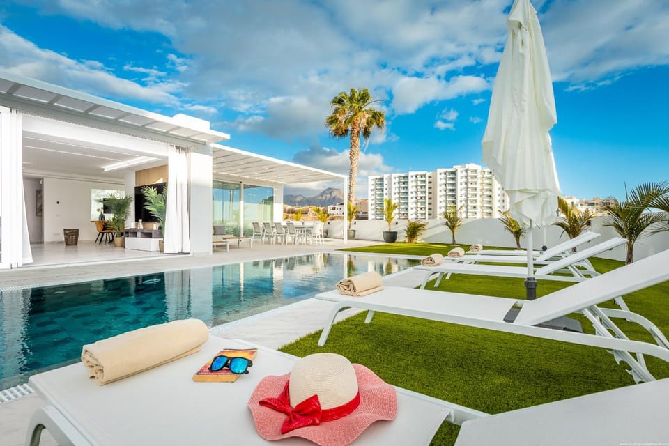 Day, Pool view, sunbed, towels