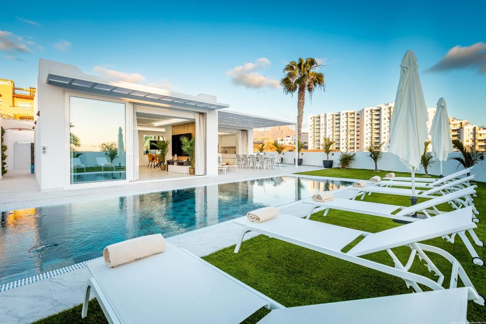 Property building, Day, Pool view, Swimming pool, sunbed