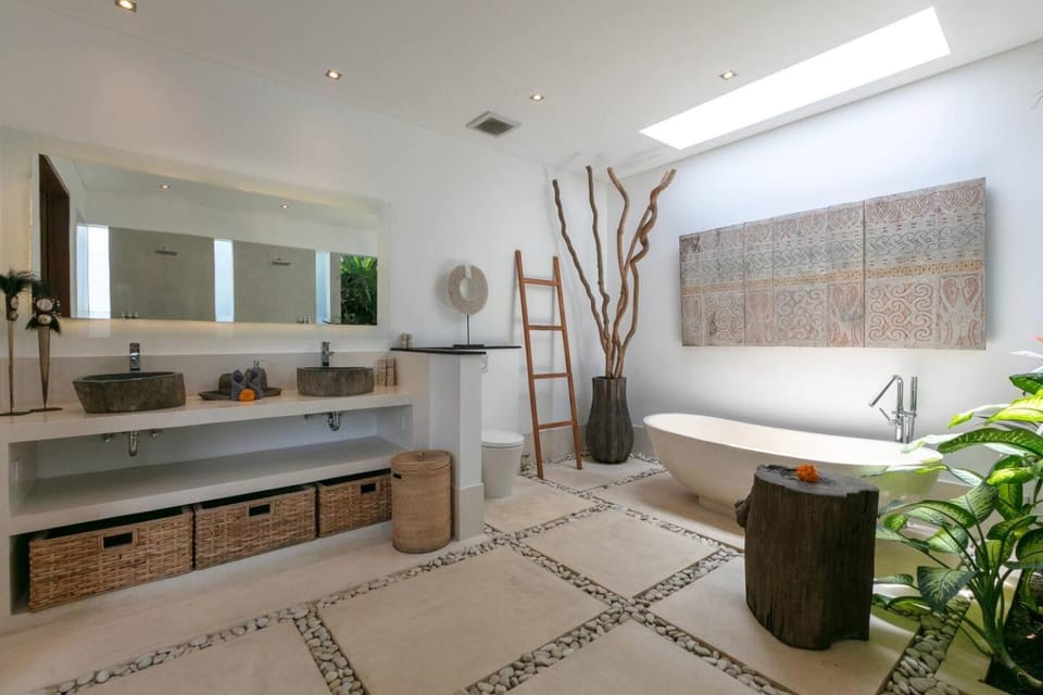 Amazing 4 BR villa with garden, pool in Seminyak Villa in North Kuta