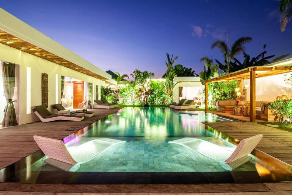 Seminyak 5 bd villa avec Chill-out extérieur Villa in Kuta