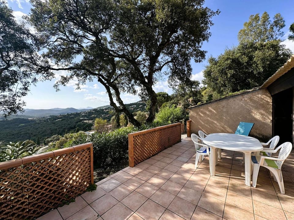 Mazet Victor pour 4 personnes avec vue mer et piscine collective à La Londe-Les-Maures Villa in La Londe-les-Maures