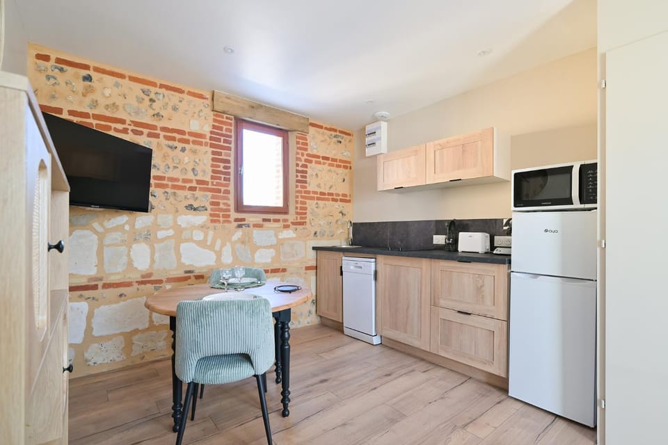 TV and multimedia, Coffee/tea facilities, Kitchen or kitchenette, Dining area, dishwasher, stove, toaster