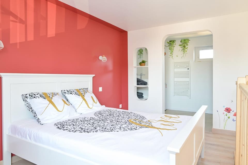 Bed, Photo of the whole room, Bedroom