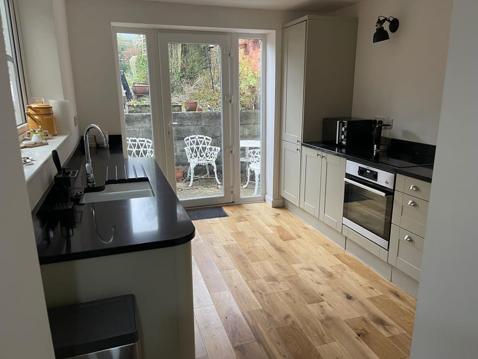 Coffee/tea facilities, Kitchen or kitchenette, dishwasher, oven, stove, toaster