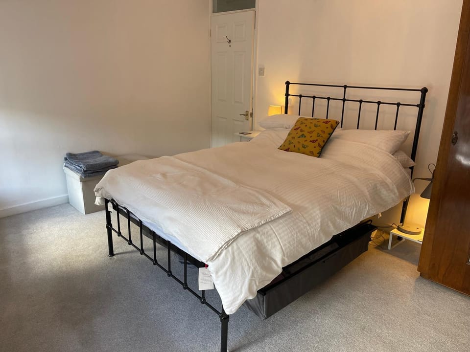 Bedroom, towels