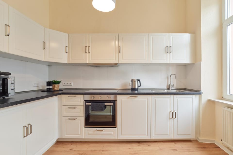 Coffee/tea facilities, Kitchen or kitchenette, dishwasher, stove, toaster