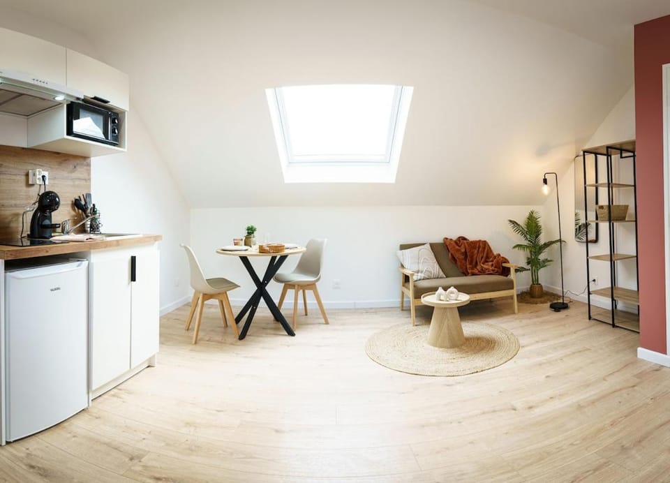 Kitchen or kitchenette, Living room, Seating area, Dining area