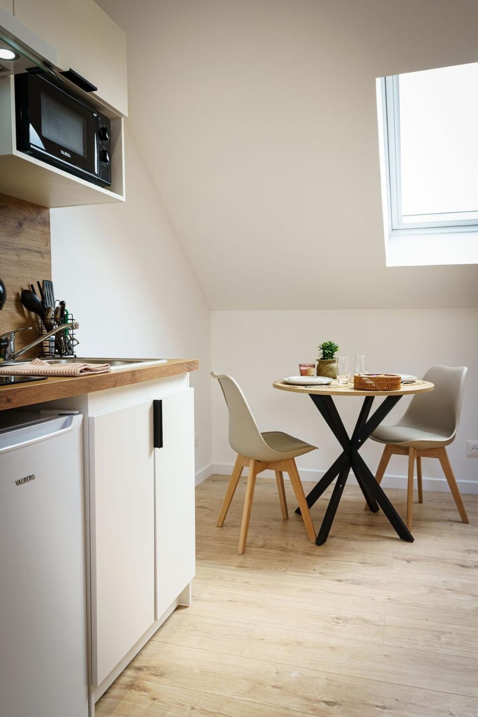 Kitchen or kitchenette, Dining area, stove