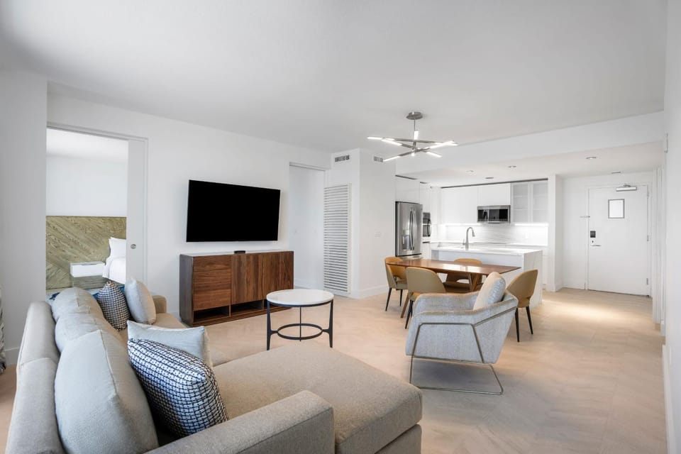 TV and multimedia, Kitchen or kitchenette, Living room, Seating area, Dining area