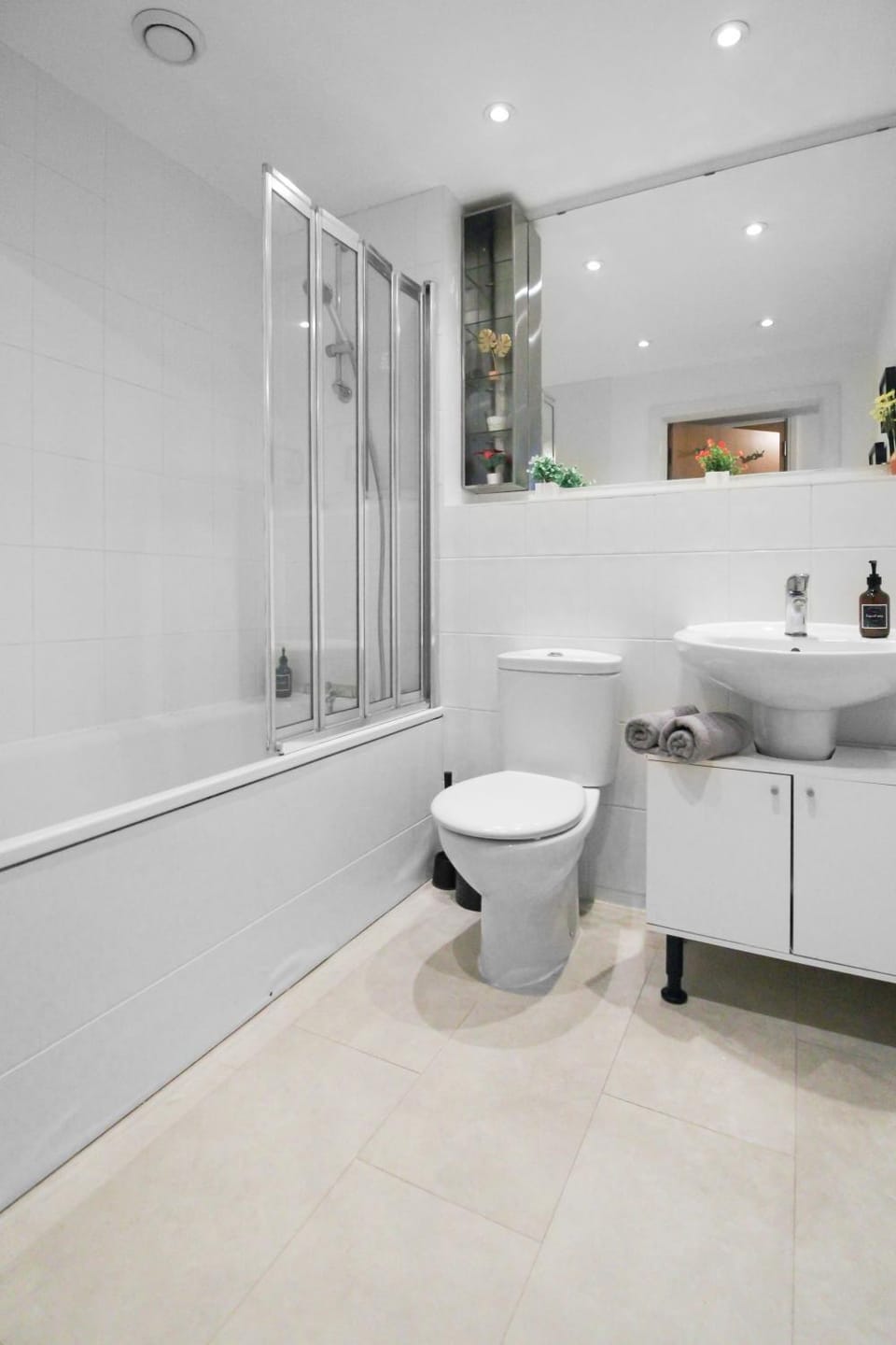 Modern Bermondsey Apartment, 5 Min to Tube, Walk to Tower Bridge, Zone 2 London Apartment in London Borough of Southwark
