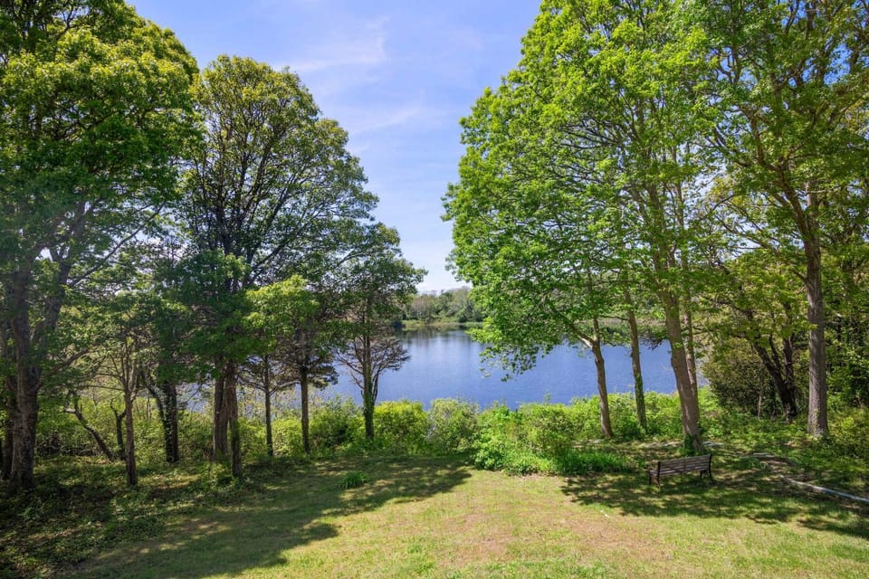 Pondfront 1 Mile to Nauset Beach House in Orleans